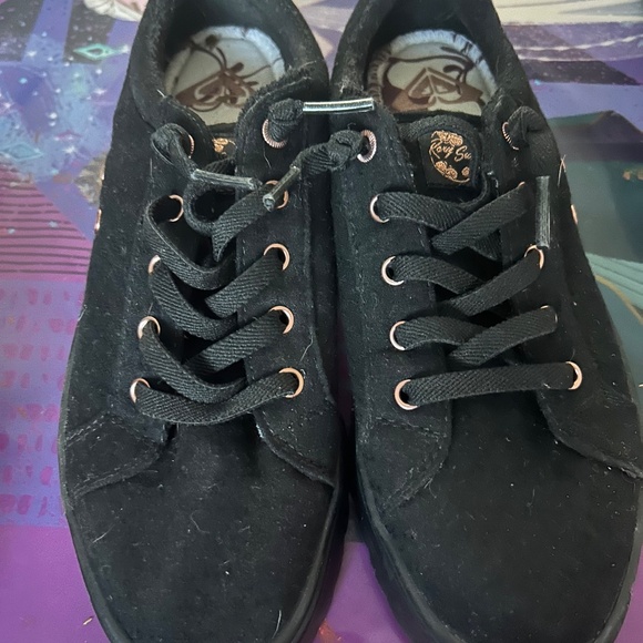 Roxy - Picture 2 of 3